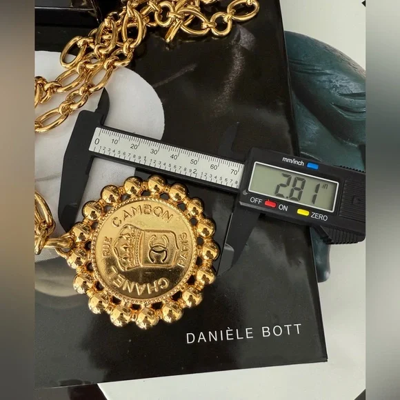 LOT 2306 24k gold plated Rihanna CHANEL 1980S VINTAGE LARGE PENDANT NECKLACE - Picture 6 of 10